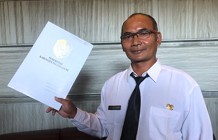 PENGABDIAN:  Khozinatul Asrori  memamerkan SK  pengangkatan PPPK  miliknya