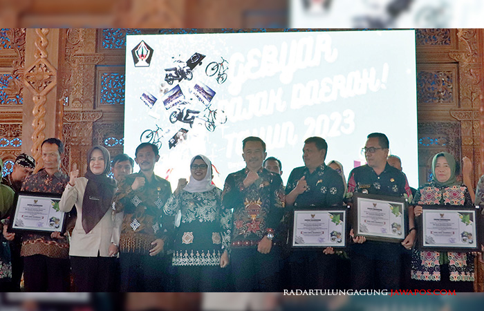 Foto bersama kepala desa dan camat penerima penghargaan. FAJAR RAHMAD ALI WARDANA/RADAR BLITAR