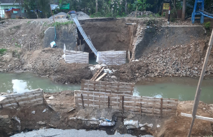 Progres Jembatan Pucung Tamanan Trenggalek yang dinilai lambat oleh warga.