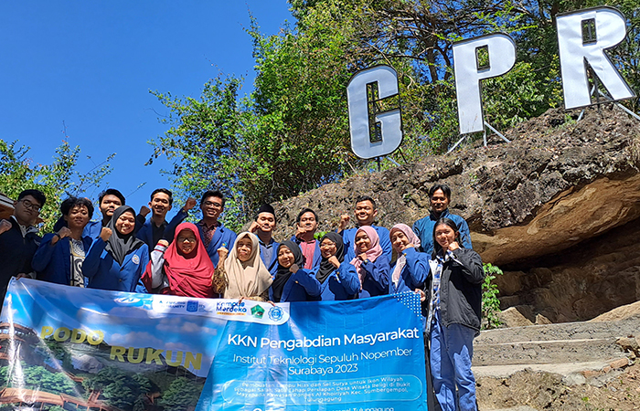 RAMPUNG:  Mahasiswa  KKN ITS  beserta  dosen  pembimbing  dan pihak  Ponpes Al  Khoiriyah  foto  bersama di  Glamping  Podo  Rukun.