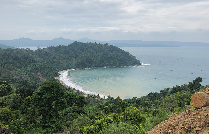INDAH: Jika dilihat dari atas, Pantai Nglarap mempunyai pemandangan yang cukup indah. Meski aksesnya masih perlu perbaikan