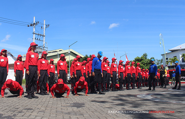 SERIUS: Paskibraka Kota Blitar saat berlatih baris-berbaris di PIPP, kemarin (30/7).