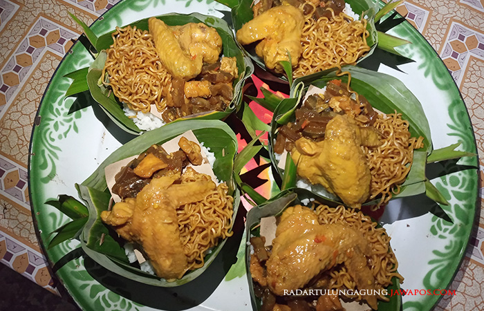 TRADISI: Takir plontang yang berisi sejumlah lauk pauk untuk disajikan saat doa bersama.