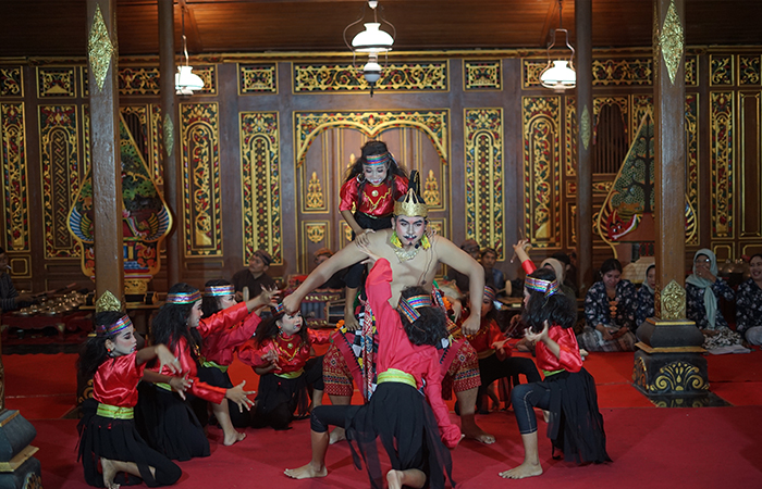 MENGHIBUR:  Pertunjukan  wayang orang  Sang Pandya  Bathari di Lotu&rsquo;s  Garden, kemarin  (31/7)