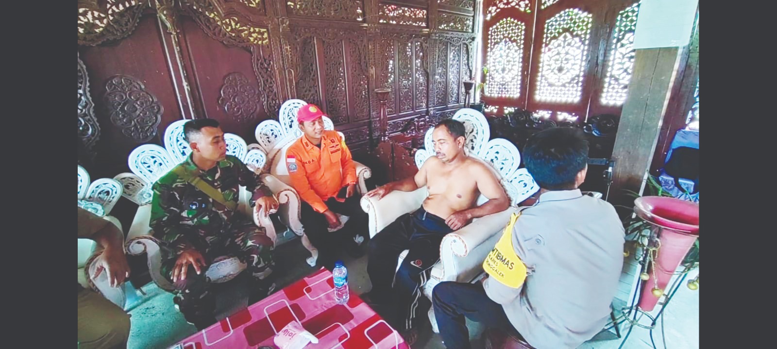 KEMBALI BERKUMPUL : Suyanto ketika beristirahat di pos pencarian setelah berhasil ditemukan Selasa (1/8).