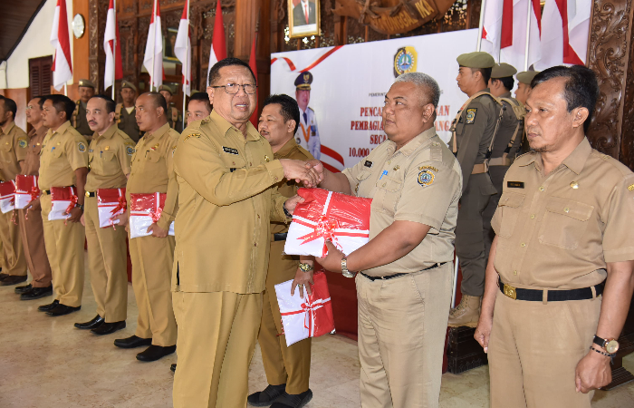 UNTUK HARI KEMERDEKAAN: Bupati Tulungagung Maryoto Birowo menyerahkan bendera merah putih kepada para camat di Tulungagung sebagai persiapan HUT Ke-78 Kemerdekaan Republik Indonesia tahun 2023.