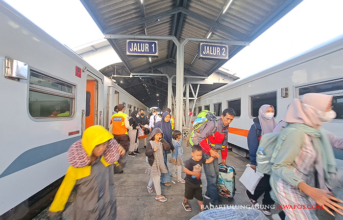 ANTRE: penumpang commuterline Dhoho - Penataran keluar dari kereta.