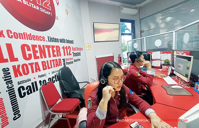KONSENTRASI: Operator call center 112 Kota Blitar, Tiara Melati dan Ugik Hariyanto saat merespons laporan masyarakat.