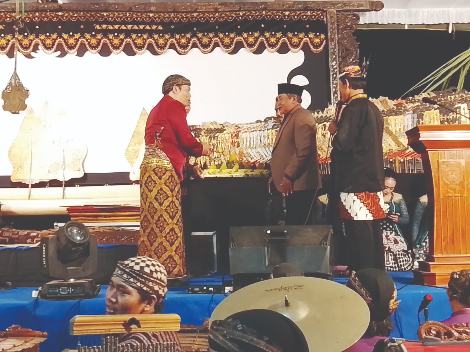 MERIAH: Pergelaran wayang kulit dalam puncak Bersih Desa Sodo pada Selasa