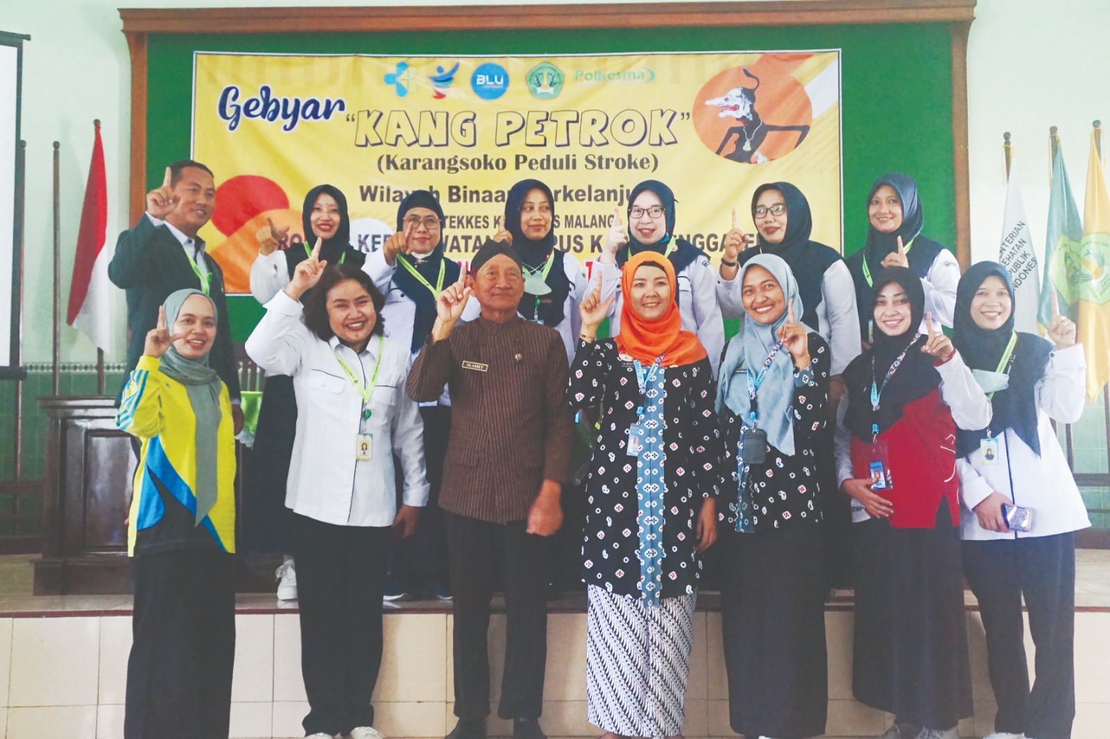 HARUS DICEGAH : Penanggung Jawab Laboratorium Mimik Christiani, SST, MKes (dua ki) dan para karyawan dan dosen Polkesma Prodiga foto bersama Kades Karangsoko Slamet, serta Kepala Pusk
