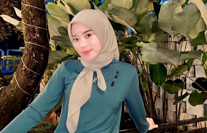 TEKUNI MUA:  Septi Rahisma  berani mengeks presikan diri  menjadi MUA  sebagai  ide  bisnis.