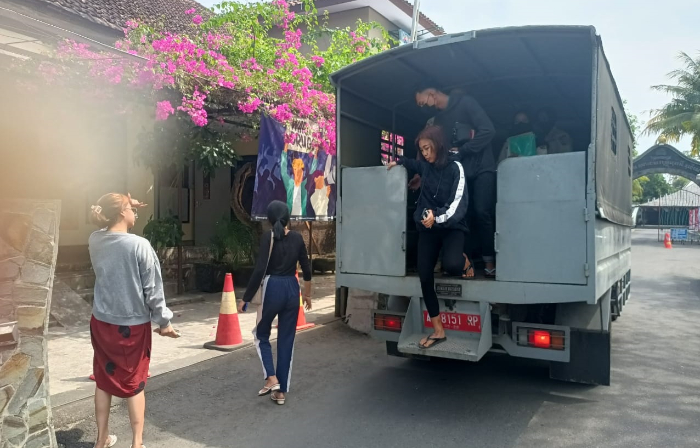 AGAR TERTIB:Lima pemuda pemudi yang terjaring razia kos - kosan diamankan di Kantor Satpol PP Tulungagung.