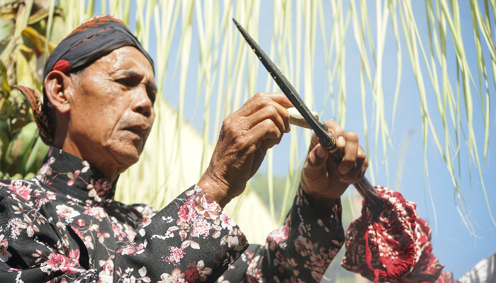 SAKRAL: Tombak pusaka Kyai Upas saat dilakukan prosesi jamasan  di Pendapa Griyo Ndalem Kanjengan.