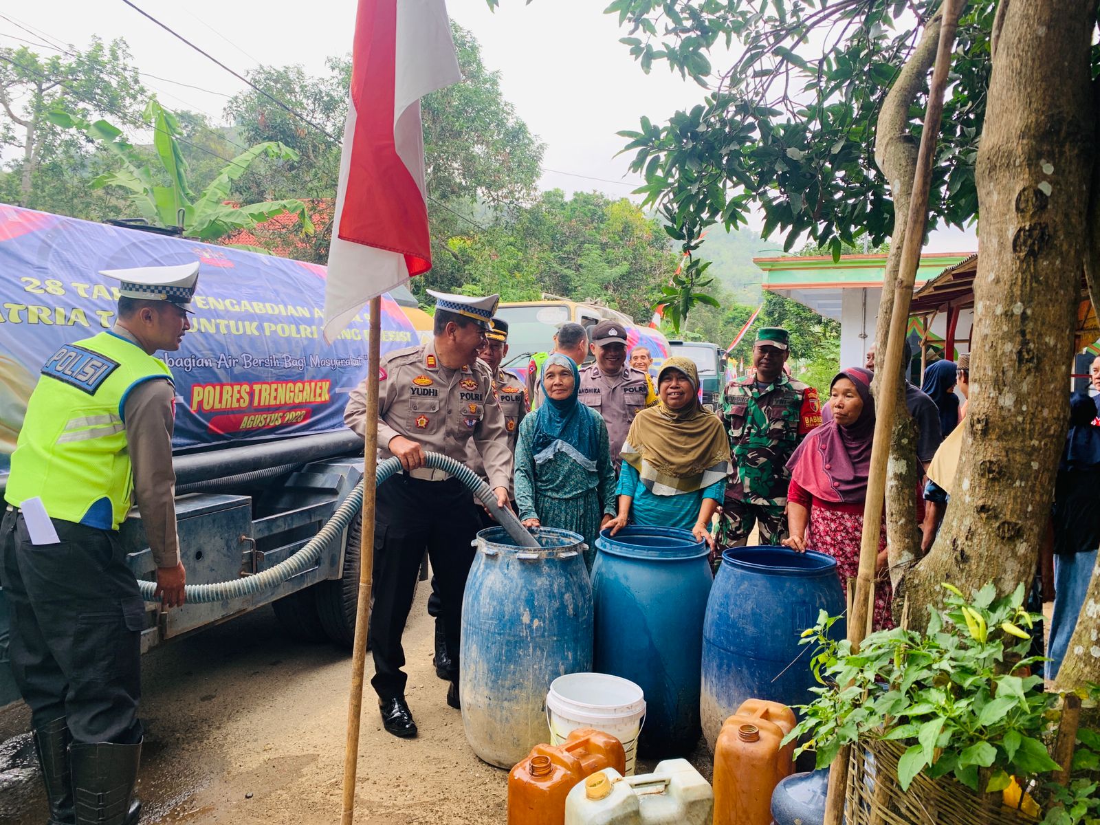 HARUS DIHEMAT: Warga di Desa Mlinjon, Kecamatan Suruh, ketika mengantre untuk mendapat bagian air bersih yang dikirimkan.