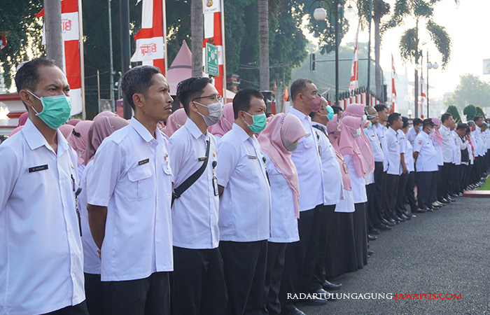 DISIPLIN: Sejumlah ASN mengikuti apel pagi di halaman kantor Wali Kota Blitar beberapa waktu lalu. Tahun ini pemerintah kembali membuka rekrutmen CPNS dan PPPK.