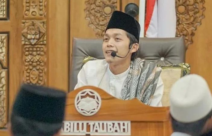 KAJIAN RUTIN: Gus Iqdam saat menghadiri kajian rutin maulid simtuddhuror.