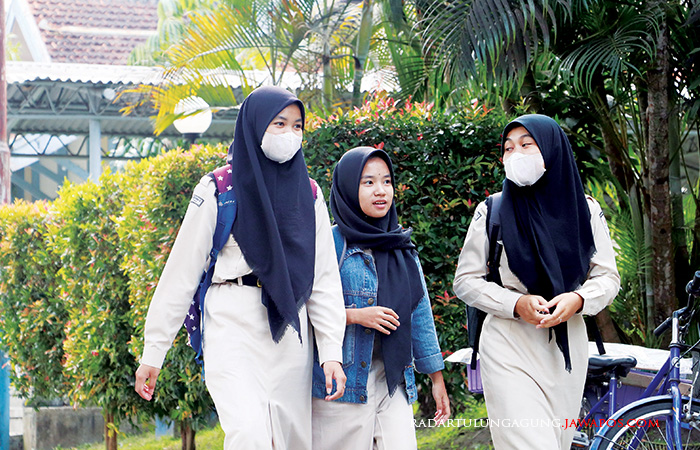 JAGA KONDISI: Sejumlah remaja putri SMK pulang bersama-sama saat jam pembelajaran rampung, kemarin (3/8).