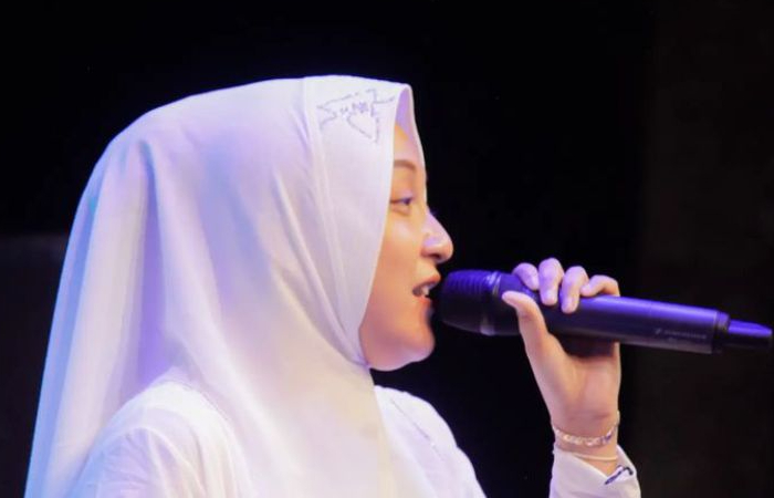 FOTO : Elsa Safira saat menampilkan lagu Dekengane Pusat di hadapan Majelis Sabilu Taubah