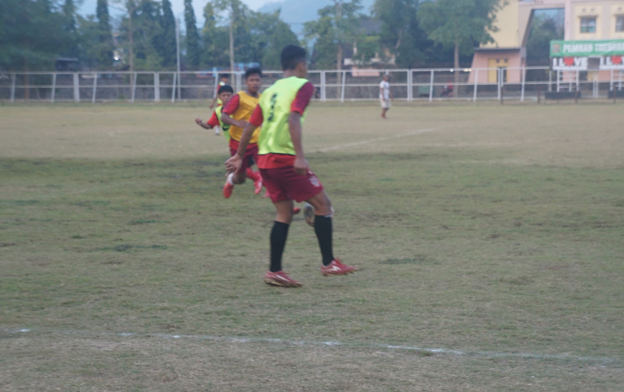 BENTUK FORMASI : Tim Pra Porprov Trenggalek berlatih di Stadion Menak Sopal sebagai persiapan pertandingan pada 13 Agustus mendatang.