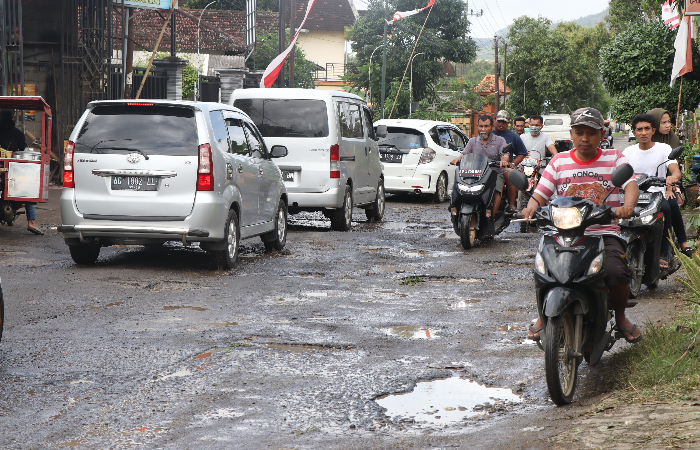 Penampakan jalan rusak parah di area Besuki, arah ke JLS yang belum diperbaiki.