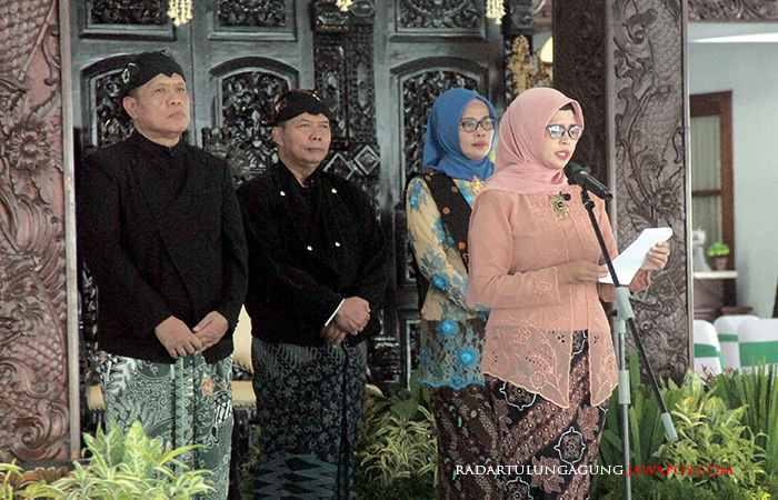 MOMENTUM : Bupati Blitar Rini Syarifah memberikan sambutan di acada Bedhol Pusaka.
