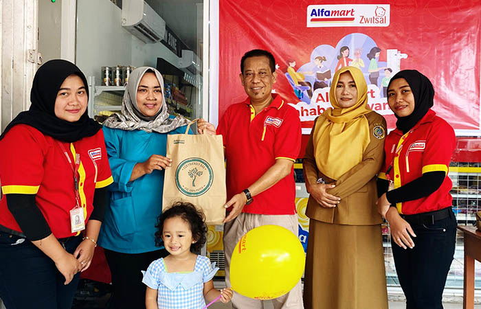 PEDULI: Corporate Communication Manajer Alfamart Cabang Malang, Faruq Asrori simbolis memberikan PMT kepada salah satu peserta posyandu.