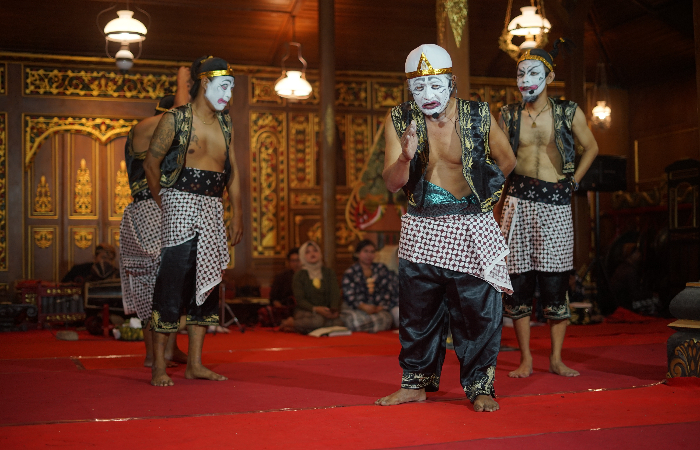 KREASI: Para pemain seni Wayang  Orang saat tampil di Pendapa Lotu&rsquo;s  Garden beberapa waktu lalu