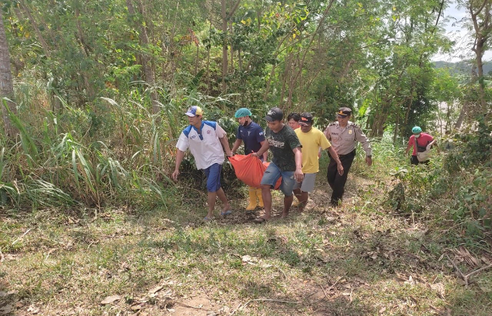 Tim Sar  Mengamankan Kantong Jenazah  Pria Tak Dikenal Yang Ditemukan  di Sungai Brantas.
