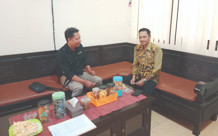 BUKA KOMUNIKASI: Perwakilan Radar Tulungagung Adi Purnomo bersama Camat Kedungwaru Rachmad Adhityo Kuncoro (kanan).