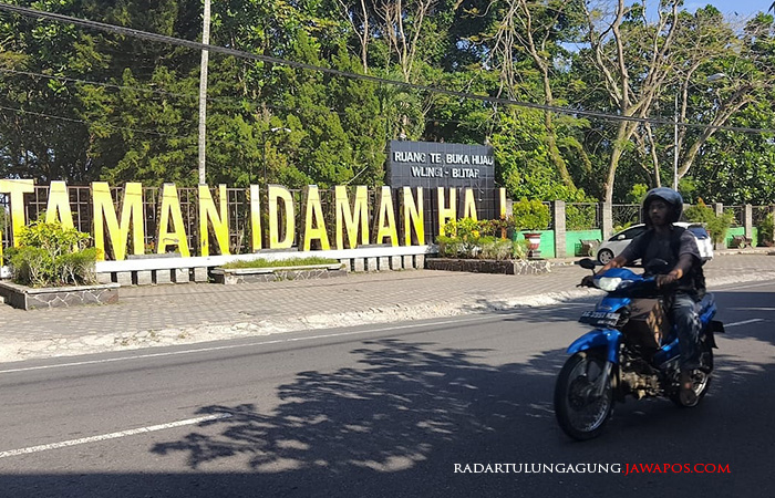 LENGANG: Pengguna jalan melintas di depan Taman Idaman Hati di Kecamatan Wlingi, beberapa waktu lalu.