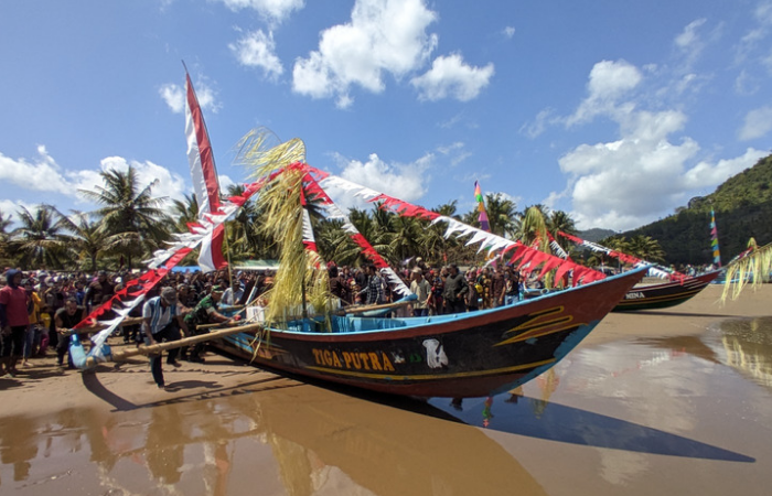 Kapal utama yang bertugas untuk melarungkan kepala sapi dalam prosesi adat sedekah laut di Pantai Konang, Desa Nglebeng, Trenggalek, Rabu (9/8) siang.