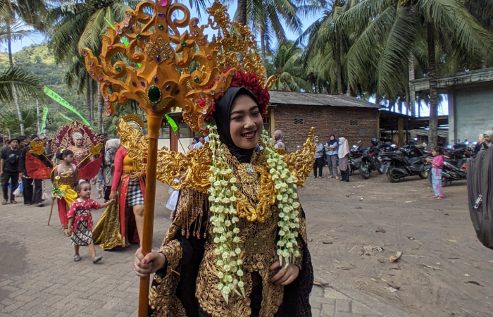 Pengiringan upacara adat Sedekah Laut di Pantai Konang, Desa Nglebeng, Kecamatan Panggul.