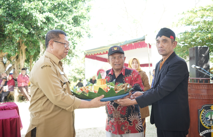 SIMBOLIS: Sedekah laut Pantai Kedung Tumpang  bertepatan dengan ulang tahun Bupati Tulungagung.