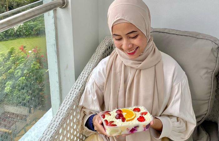 SEGAR:  Racikan dan cita rasa salad buah Dapur Mama berhasil bikin pelanggan ketagihan.