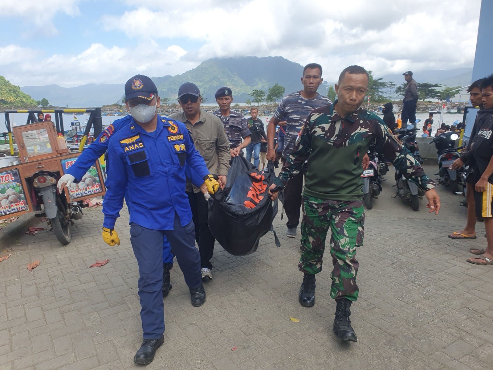 OPERASI SELESAI: Tim SAR gabungan membawa seorang jenazah korban perahu terbalik di Pantai Gladak ke Puskesmas Watulimo untuk proses identifikasi.