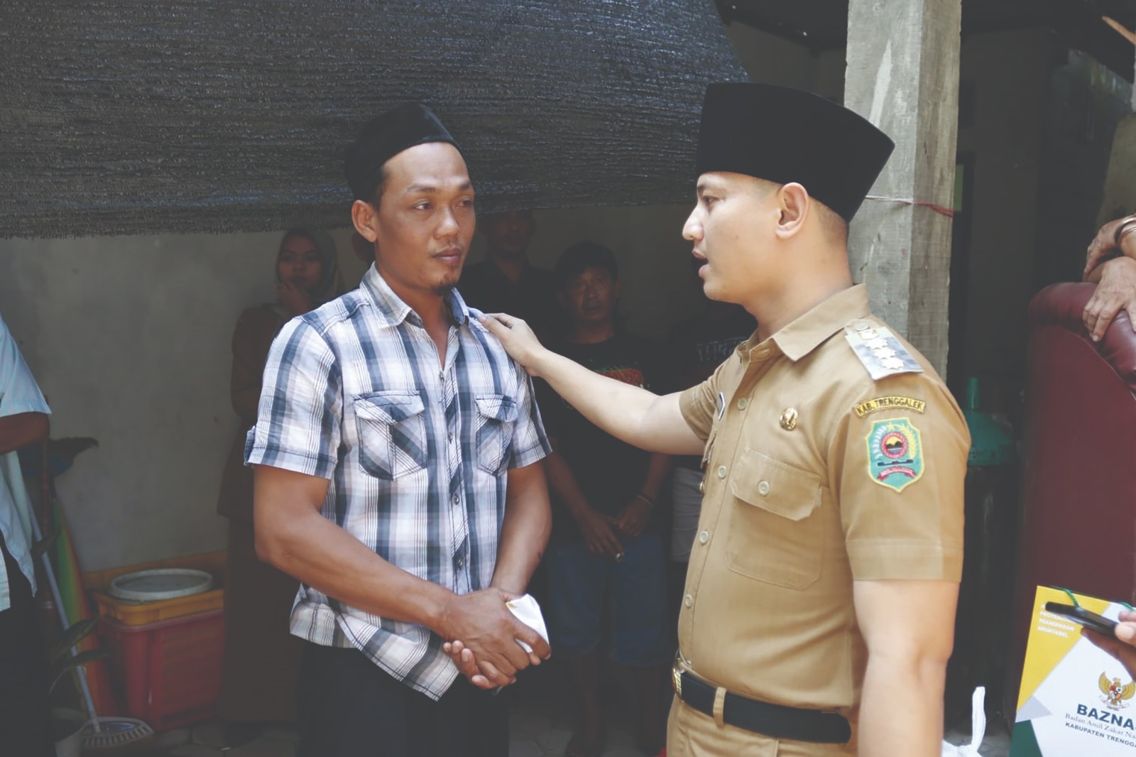 TAK PERCAYA : Abdul Rokhim salah satu korban selamat ketika menceritakan detik-detik perahu terbalik.