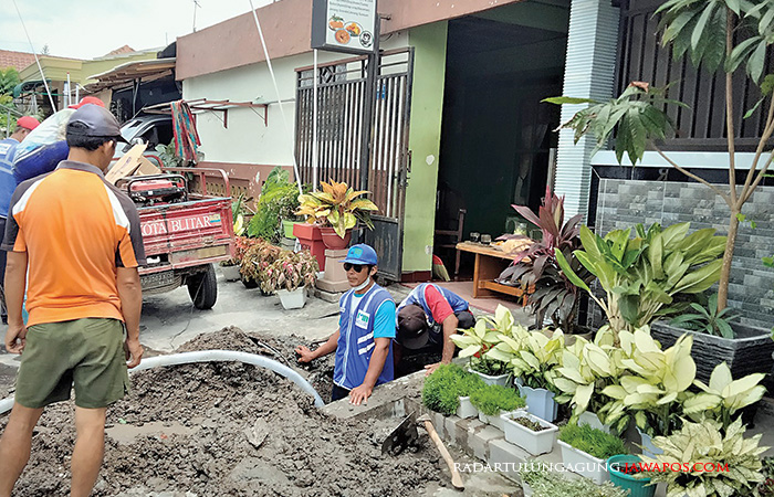 RESPONS CEPAT: Petugas PDAM memperbaiki saluran pelanggan yang rusak beberapa hari lalu. PDAM siap mencukupi kebutuhan air bersih selama kemarau.