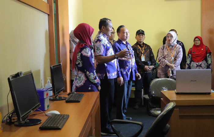 BERKUNJUNG: Kepala Dinkes  Tulungagung dr Kasil Rokhmad saat  mengajak tamu berkeliling kantor,  kemarin (10/8)