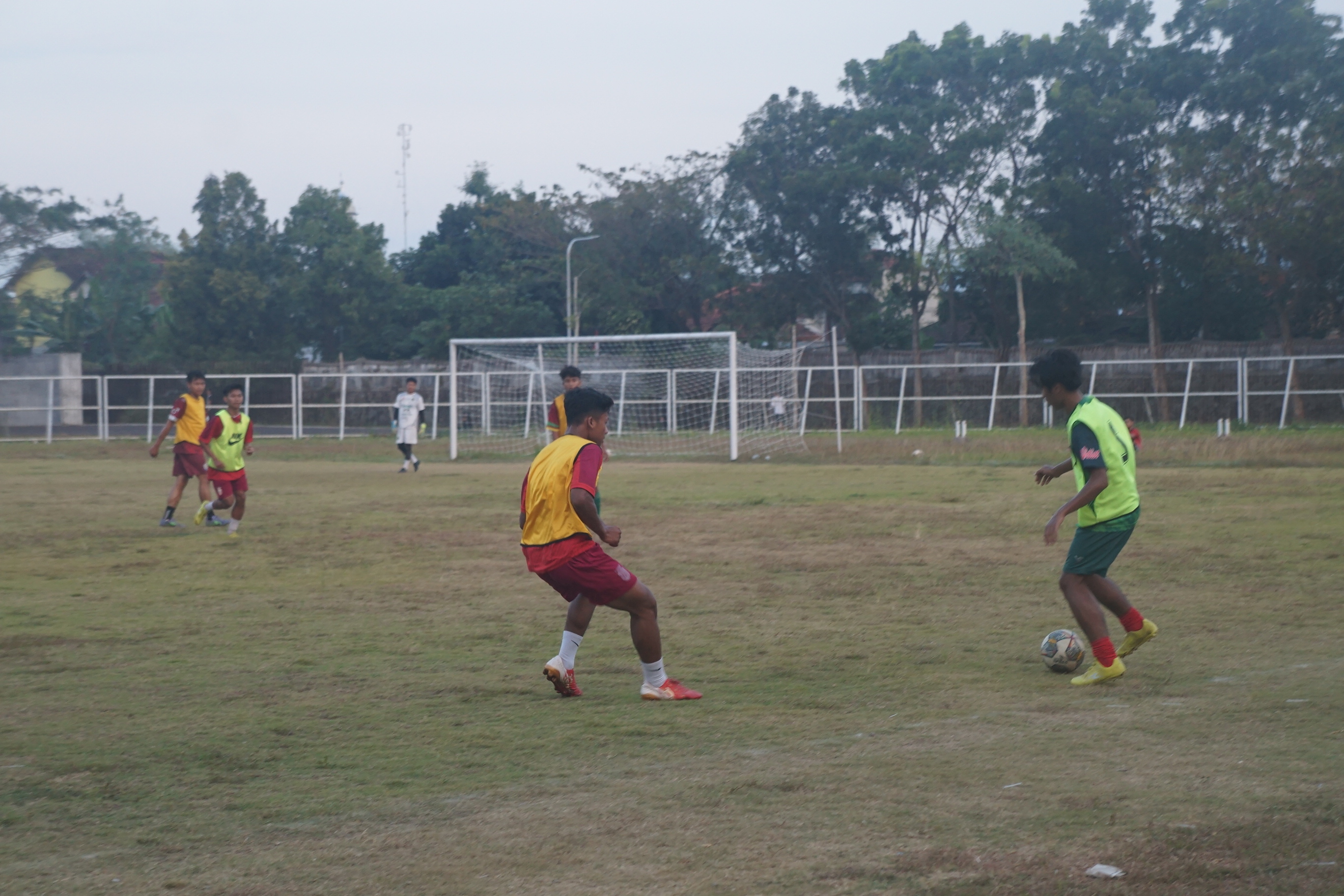 PERBAIKI KEKURANGAN ; Tim sepak bola Trenggalek ketika berlatih di Stadion Menak Sopal dan siap menyambut pertandingan pertama Pra Porprov.
