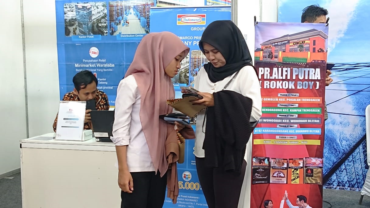 LAMAR YANG MANA: Para pencari kerja ketika memadati GOR Gajah Putih dalam pelaksanaan job fair secara offline beberapa waktu lalu.