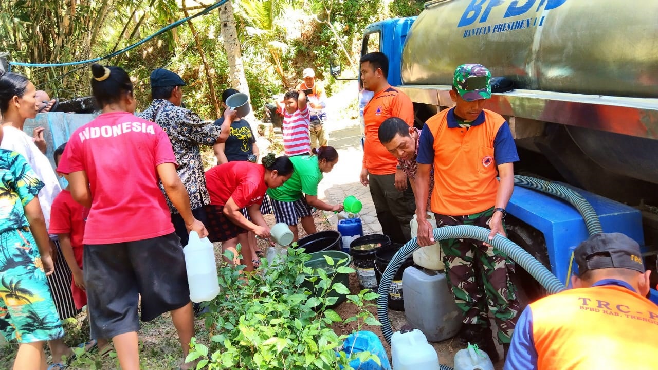 HARUS CERMAT: Petugas BPBD Trenggalek ketika melakukan dropping air bersih di Desa Ngrencak, Kecamatan Panggul.