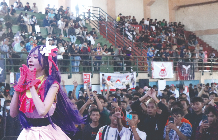 MENGHIBUR : Penonton sangat antusias melihat aksi cosplayer tampil di atas panggung, diacara Aratu No Matsuri , di GOR Lembupeteng, kemarin (13/7).