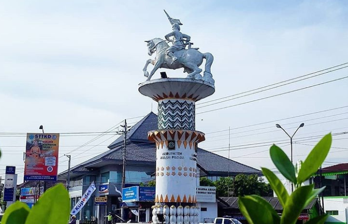 MONUMEN: Patung Nyi Ageng Serang di Kulon Progo.