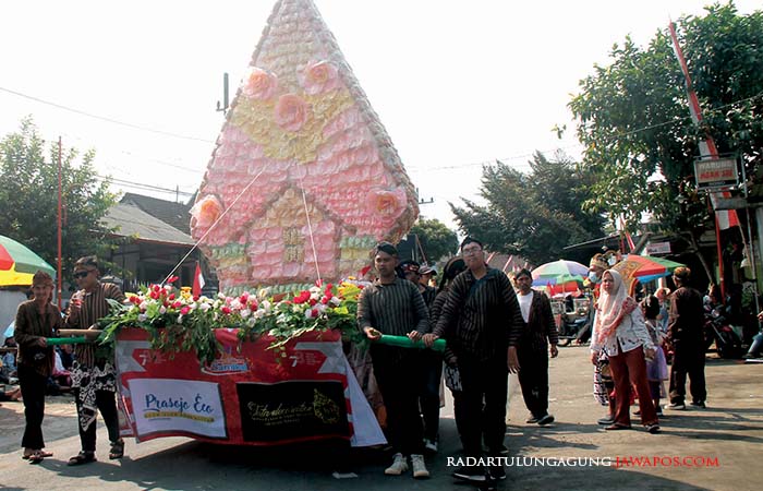 RAYAKAN KEMERDEKAAN: Warga RT 2 RW 3 Desa Soso, Kecamatan Gandusari, membawa gunungan berisi produk usaha warga, kemarin (13/8).