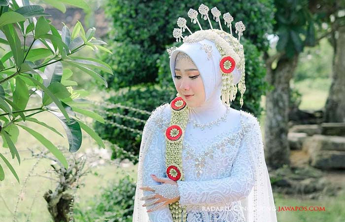 ANGGUN: Pengantin perempuan tampak cantik dengan riasan wajah ala Hilmiyananda Dwi Monica.