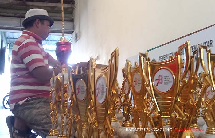 BANJIR ORDER: Sonny menata sejumlah piala pesanan untuk lomba agustusan memperingati HUT Kemerdekaan RI. Pesanan datang dari sejumlah instansi hingga lingkup masyarakat.