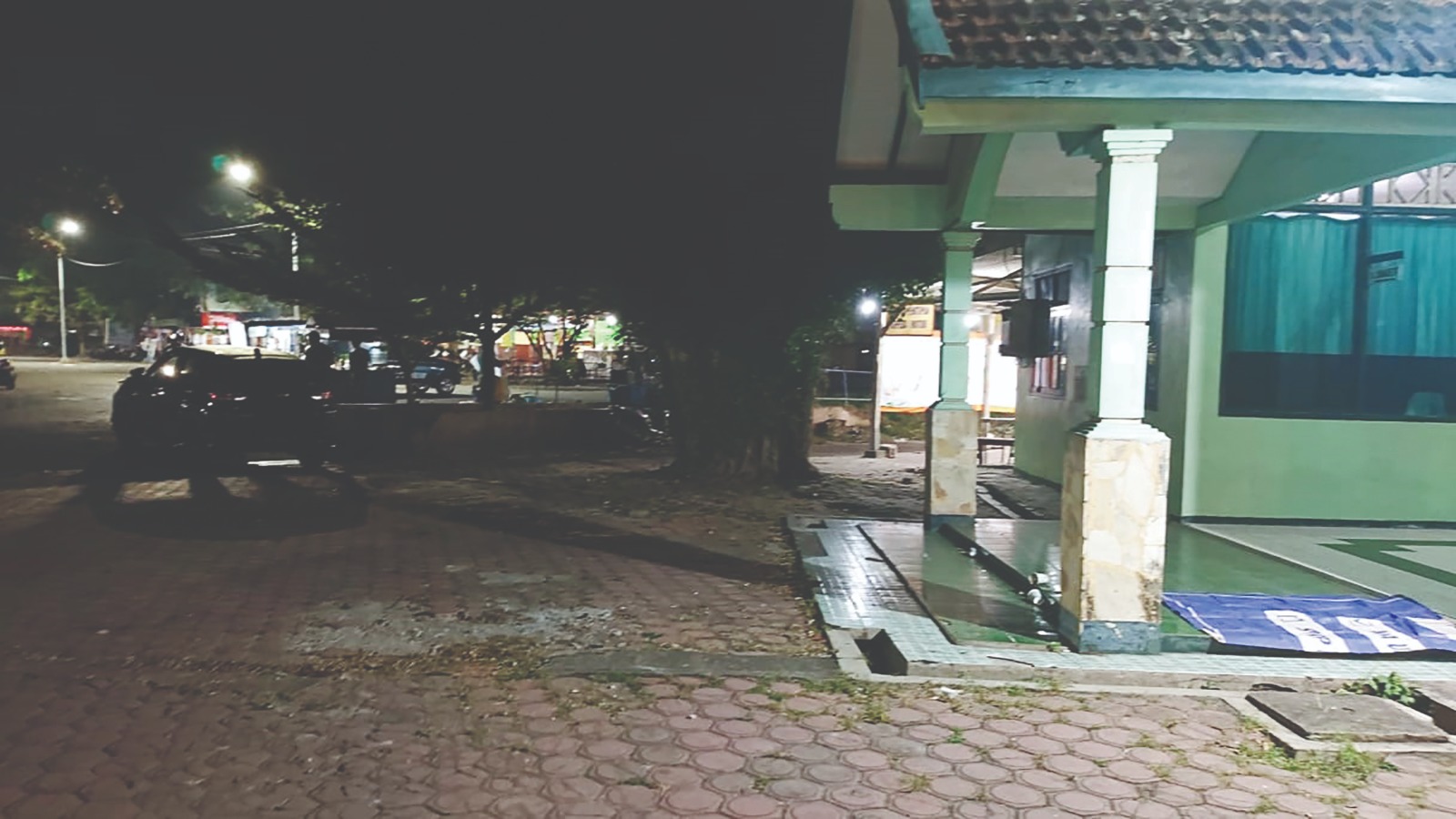BUKAN UNTUK BERENANG : Kondisi sekitar kolam renang Tirta Jwalita yang masih ditutup pasca insiden tewasnya tiga bocah sekitar dua bulan lalu, dan kini pada malam hari digunakan untuk nongkrong.