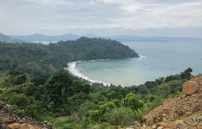 Pemandangan Pantai Nglarap dari atas tebing.