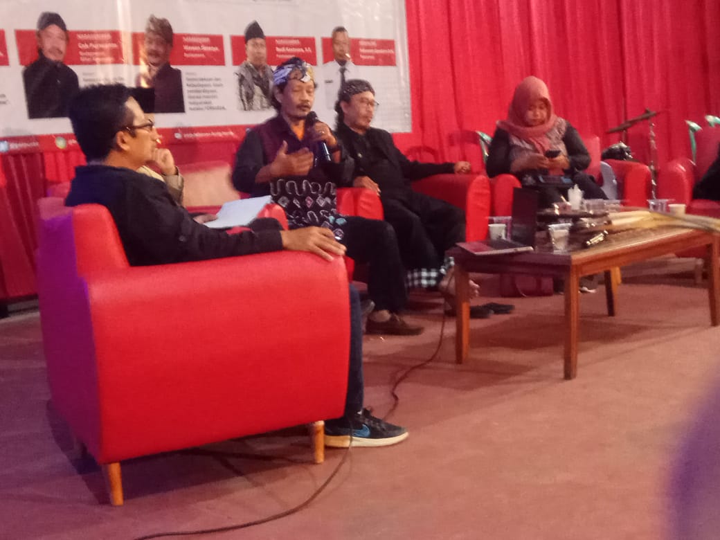 Ki Wawan ketika presentasi dalam sarasehan budaya