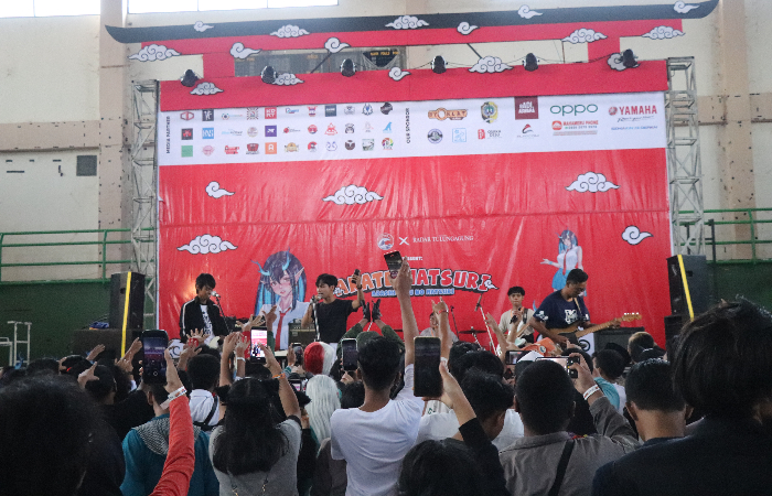 BANYAK PENGGEMAR: Start Up band saat manggung di acara Aratu Matsuri di GOR Lembupeteng pada Minggu (13/8).